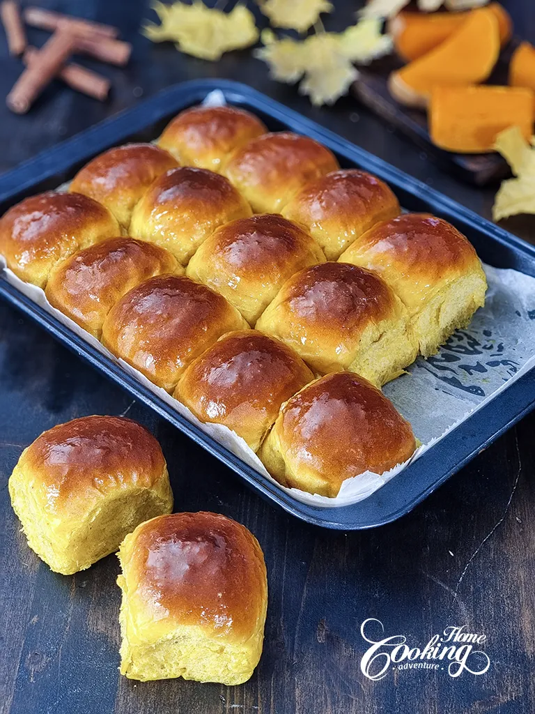 pumpkin dinner rolls